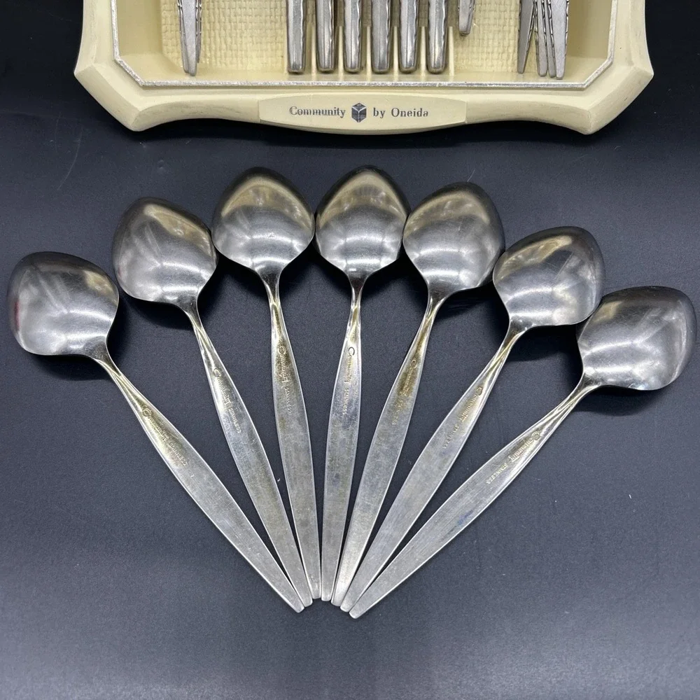 Oneida Venetia Community Stainless Flatware Set 30 piece w/tray SEE DETAILS